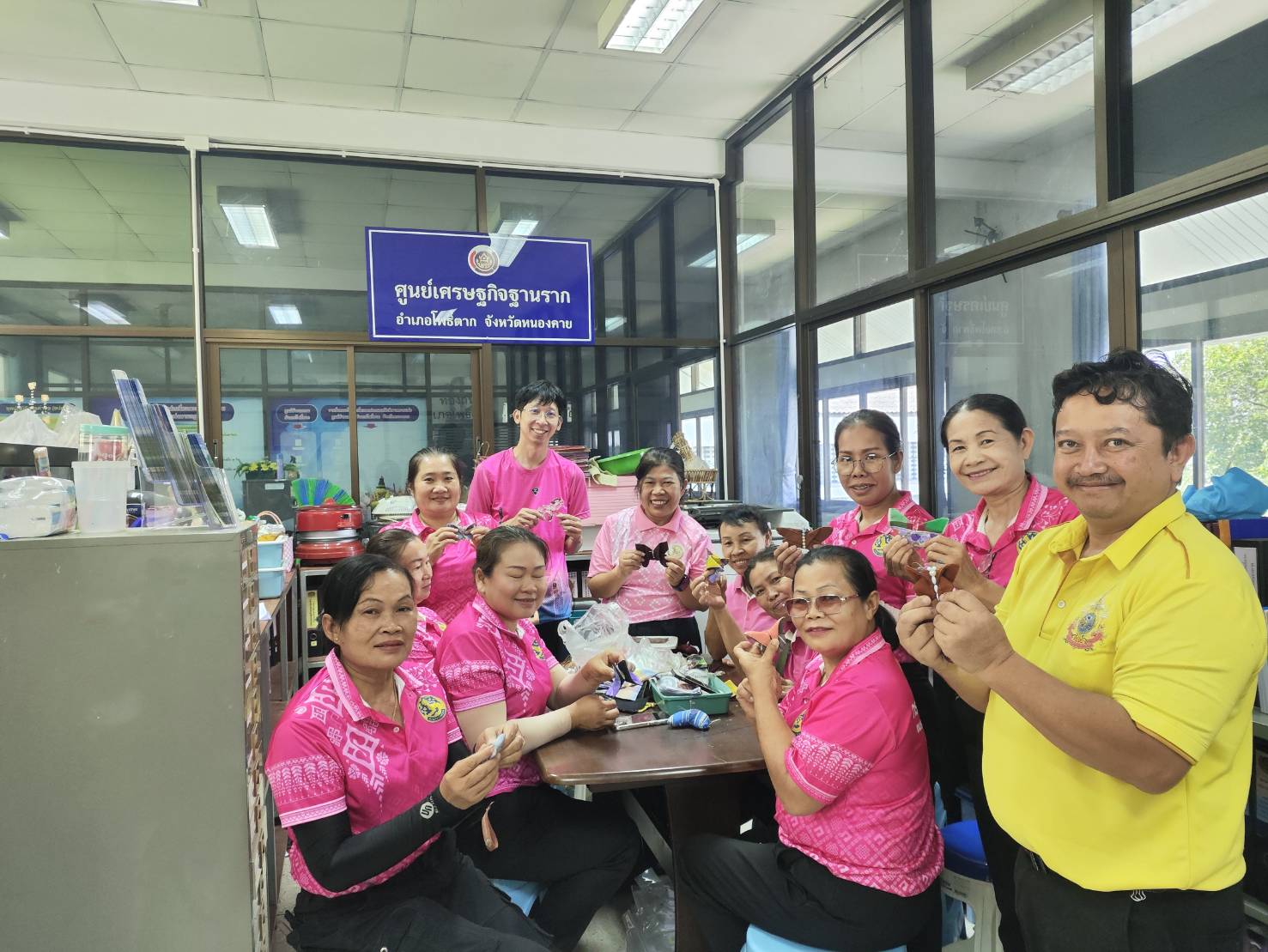 🌿 พช.โพธิ์ตาก ร่วมกับคณะกรรมการสตรีอำเภอโพธิ์ตาก ประดิษฐ์ผีเสือจากผ้าไทยประจำถิ่นของจังหวัด เพื่อสนับสนุนการออกร้านงานกาชาดของสมาคมแม่บ้านมหาดไทย ประจำปี 2568