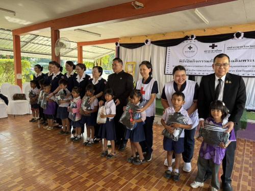 สำนักงานพัฒนาชุมชนโพธิ์ตาก กิจกรรมมอบเครื่องกันหนาวและเครื่องอุปโภค-บริโภค เนื่องในวันคล้ายวันพระบรมราชสมภพ พระบาทสมเด็จพระบรมชนกาธิเบศร มหาภูมิพลอดุลยเดช มหาราช บรมนาถบพิตร